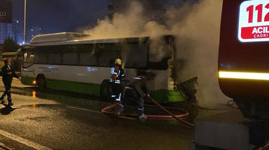 Seyir halindeyken bir anda alev aldı! Halk otobüsü kullanılamaz hale geldi