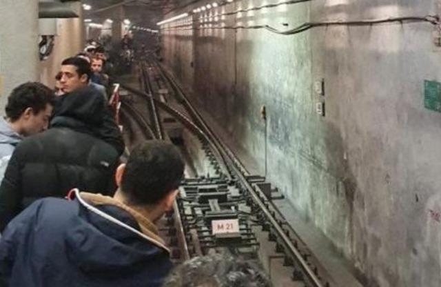 Metroda meydana gelen arıza yolcuları isyan ettirdi