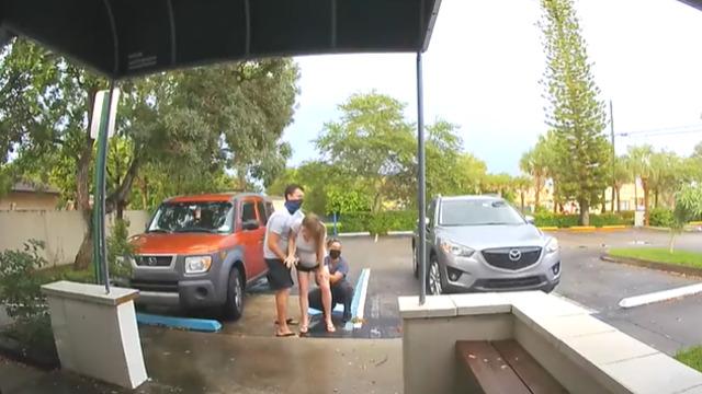 Doğum için hastaneye gitmişti! Yetişemeyen kadın hastane kapısının önünde ayakta doğum yaptı... O anlar saniye saniye kameraya yansıdı