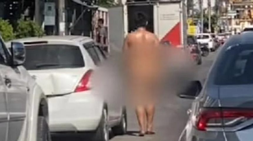 Sokak sokak çırılçıplak gezen adam ortalığı birbirine kattı! Şaşırtan hareket... Polis memuru giymesi için kendi pantolonunu verdi