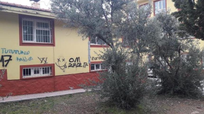 Boş okulun bahçesindeki ağaca kendini astı