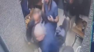 Maç izlerken depreme yakalandılar! O anlar kamerada