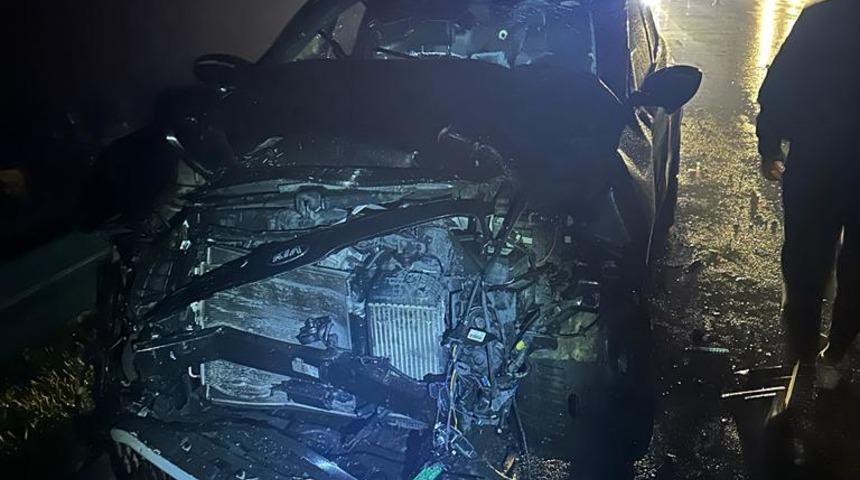 Bursa'da çarpışan iki otomobilden birinin alev aldığı kazada 7 kişi yaralandı