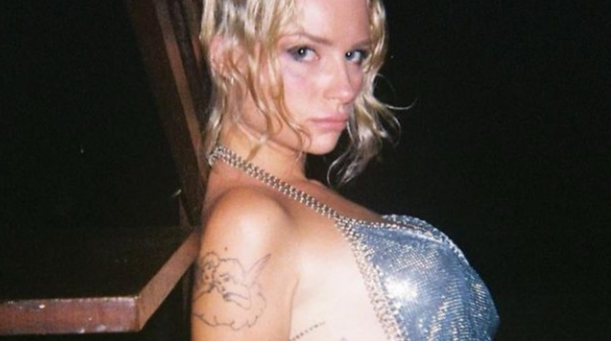 Lottie Moss'un iç çamaşırıyla verdiği yatak pozları sosyal medyayı alev alev yaktı! Ne sınır tanıdı ne de limit...