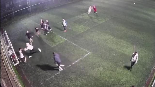 Kartal’da halı saha maçında futbolu bırakıp kavgaya tutuştular