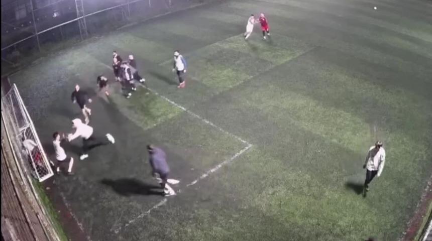 Kartal’da halı saha maçında futbolu bırakıp kavgaya tutuştular