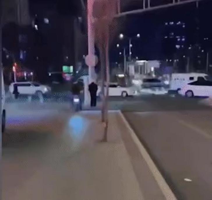 Meydan okuma uğruna dondurucu soğukta elektrik direğini yaladı! Dili yapışınca saatlerce öylece beklemek zorunda kaldı G1