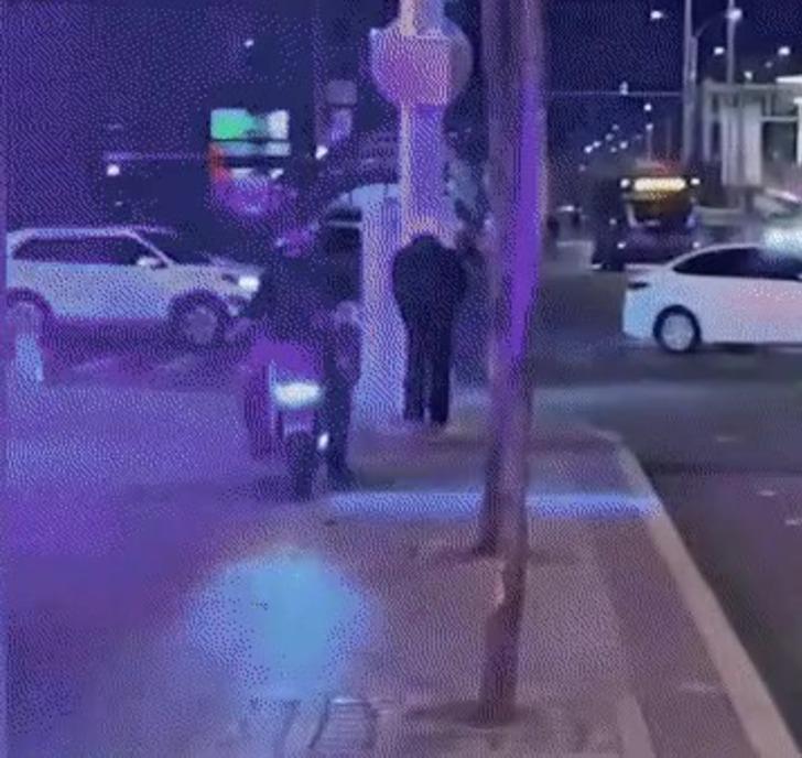 Meydan okuma uğruna dondurucu soğukta elektrik direğini yaladı! Dili yapışınca saatlerce öylece beklemek zorunda kaldı G2