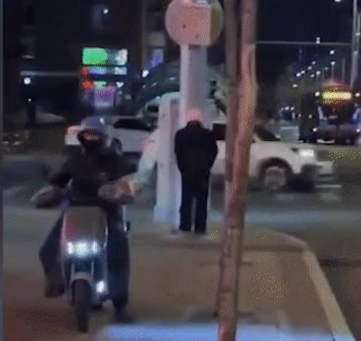 Meydan okuma uğruna dondurucu soğukta elektrik direğini yaladı! Dili yapışınca saatlerce öylece beklemek zorunda kaldı G3