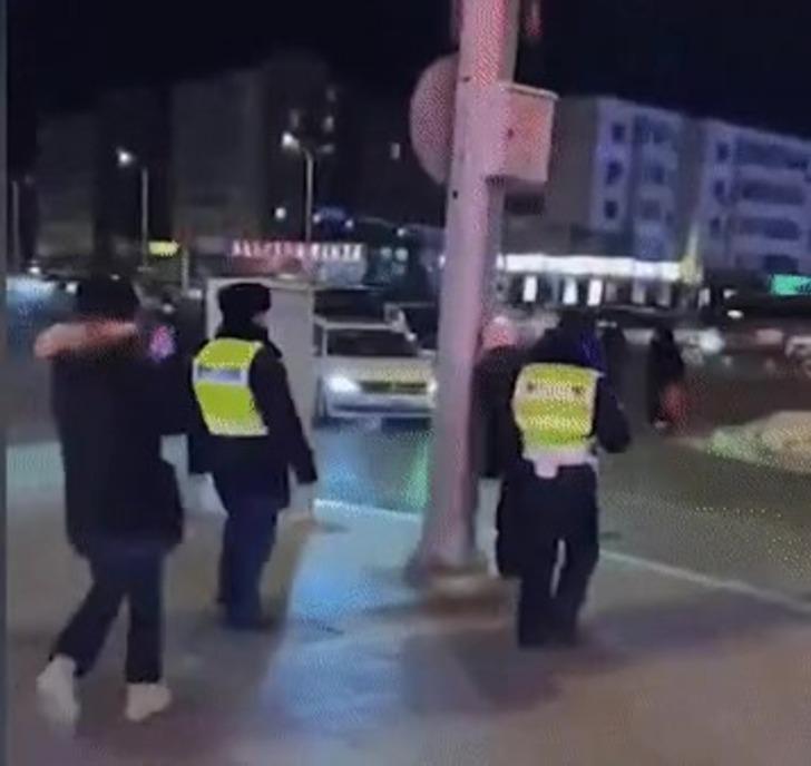 Meydan okuma uğruna dondurucu soğukta elektrik direğini yaladı! Dili yapışınca saatlerce öylece beklemek zorunda kaldı G4