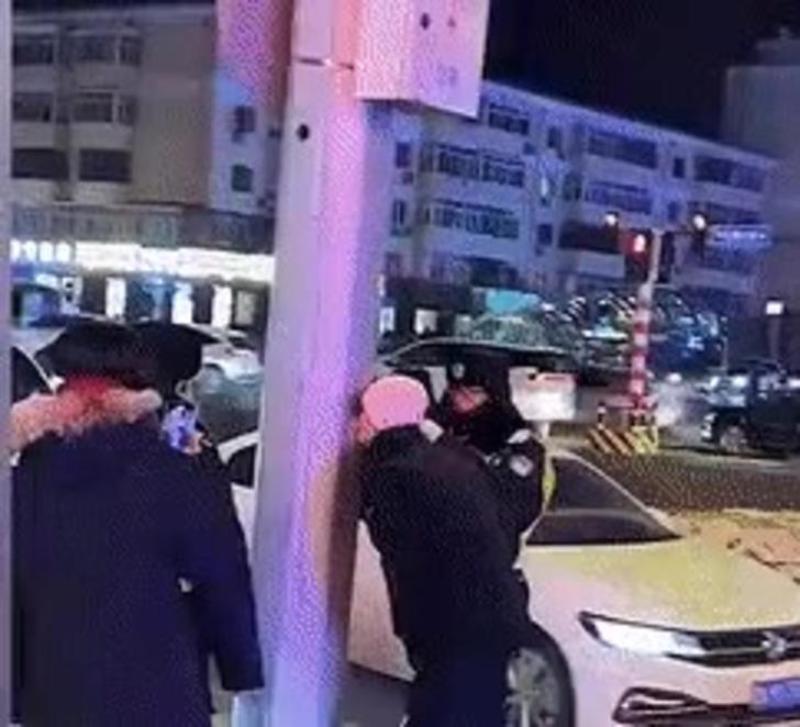 Meydan okuma uğruna dondurucu soğukta elektrik direğini yaladı! Dili yapışınca saatlerce öylece beklemek zorunda kaldı G5