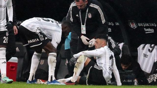 Beşiktaş'ın üzerindeki kara bulutlar bir türlü gitmiyor! Bir kötü haber de Chamberlain'den geldi, 4 ay yok