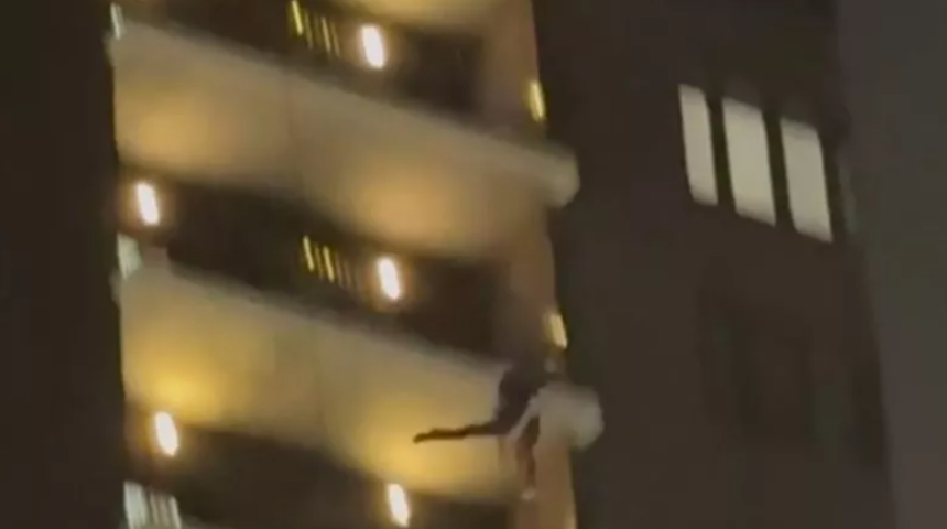 Gösteri yaptığını zannettiler! Noel Baba kostümü giyen adam 24. kattan aşağıya düşerek hayatını kaybetti... Düşme anı saniye saniye kameraya yansıdı