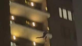 Gösteri yaptığını zannettiler! Noel Baba kostümü giyen adam 24. kattan aşağıya düşerek hayatını kaybetti... Düşme anı saniye saniye kameraya yansıdı