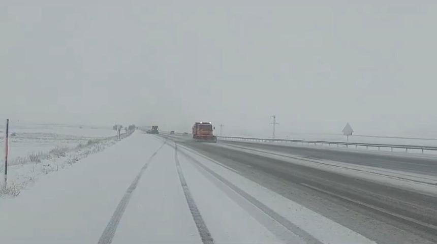 Bitlis-Muş kara yolunda karla mücadele çalışması