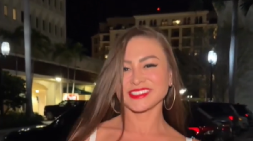 Sosyal medya fenomeni Francia James, yoga yaptığı anları paylaştı! Amuda kalkan fenomen dengesini kaybedince bir anda düştü