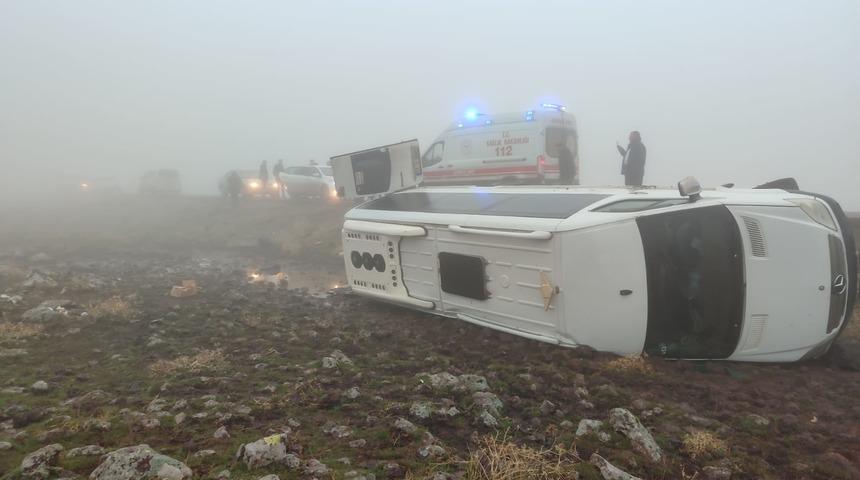 Öğretmenleri taşıyan servis minibüsü devrildi! 9 kişi hemen hastaneye kaldırıldı