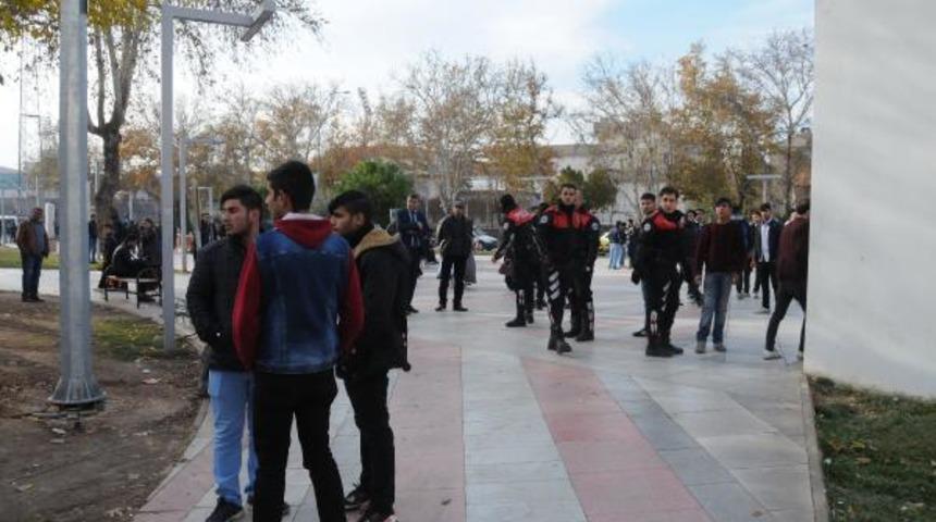 Alışveriş merkezi önünde park yeri kavgası: 3 yaralı