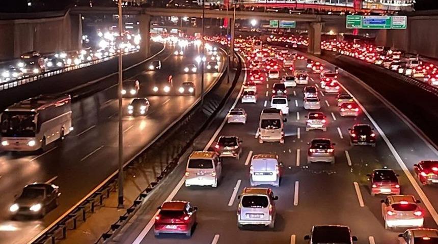 İstanbul'da cuma çilesi başladı! Trafiğe çıkacaklar dikkat; AKOM uyarmıştı, trafik yoğunluğu yüzde 90'ları buldu