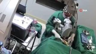 Daha önce böyle bir şey izlemediniz! Ameliyatta doktordan hastaya yumruk: Doktor açığa alındı, kadın bir gözünü kaybetti