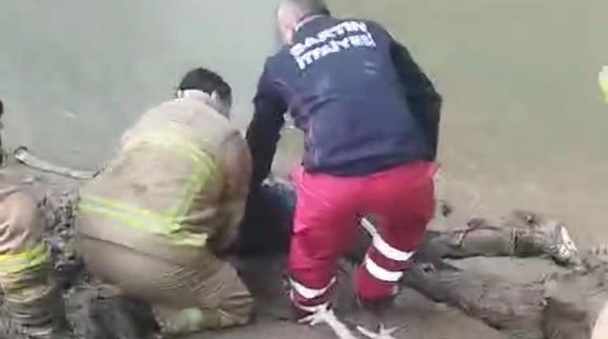 İntihar etmek için ırmağa gitti, çamura saplanıp mahsur kalınca hayatı kurtuldu