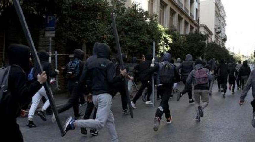 Protesto gösterilerinde Atina sokakları savaş alanına döndü