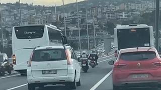 İstanbul'da fırtına! Köprüyü geçmeye çalışan motosikletlilere böyle kalkan oldular
