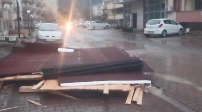 Rize'de ve Kastamonu'da fırtına hayatı olumsuz etkiledi! İki binanın çatısı uçtu, ağaç taksinin üzerine devrildi