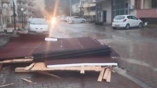 Rize'de ve Kastamonu'da fırtına hayatı olumsuz etkiledi! İki binanın çatısı uçtu, ağaç taksinin üzerine devrildi