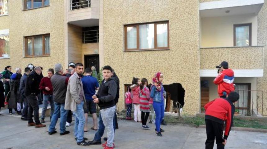 Minibüsün çarptığı park halindeki otomobil, evin odasına girdi