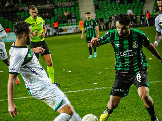 Sakaryaspor ile Kocaelispor'un karşılaştığı Marmara Derbisi'nde kazanan ev sahibi ekip oldu!
