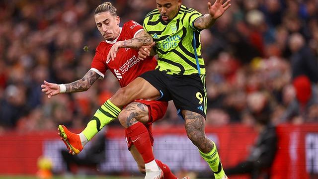 Arsenal-Liverpool derbisi ev sahibine yaradı! Topçular, liderliğini sürdürüyor...