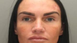 Hapishanede yasak aşk skandalı! Gardiyan, üç farklı mahkumla ilişki yaşadı... Cinsel içerikli mesajları gerçeği ortaya çıktı