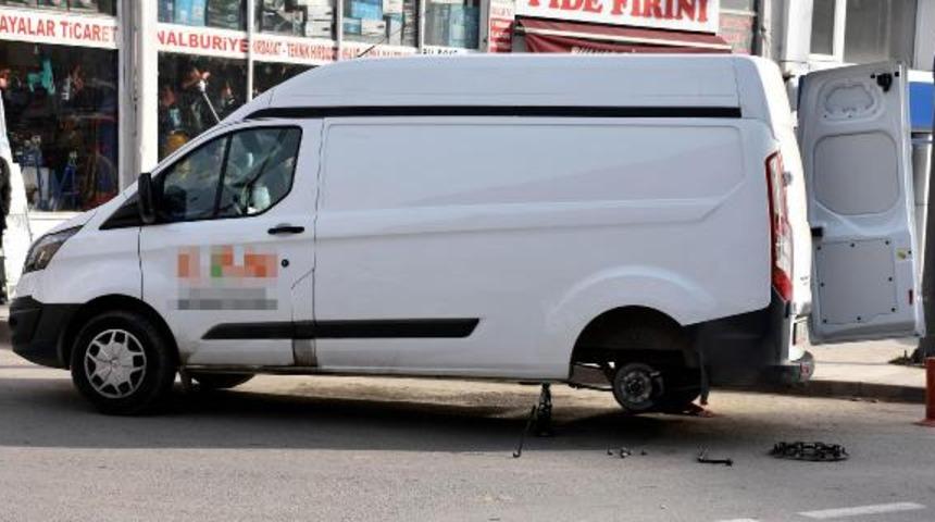 Lastiğini bıçakla patlattıkları minibüsten 100 bin lira çaldılar