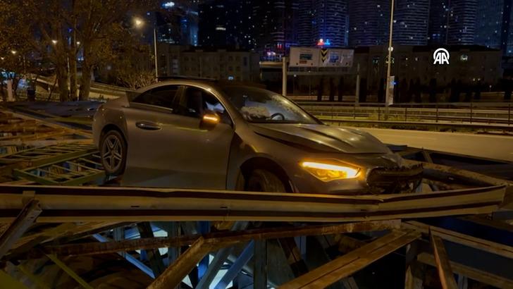 Yer: İstanbul! Otomobil köprünün üzerinde asılı kaldı