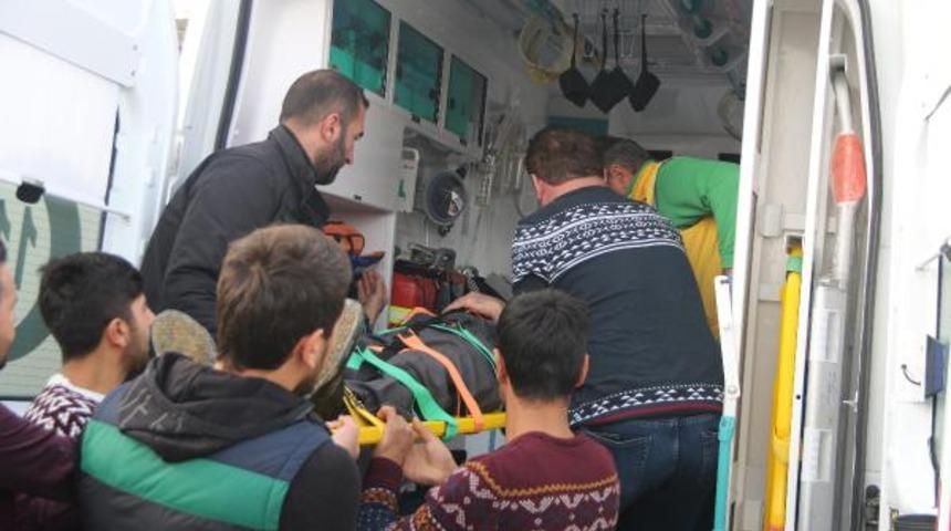 Cip hafif ticari araca çarptı: 5 yaralı