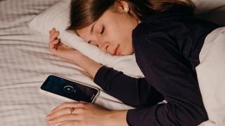 Başucunda cep telefonu ile uyuyanlar dikkat! Kanser ve kısırlığa neden oluyor