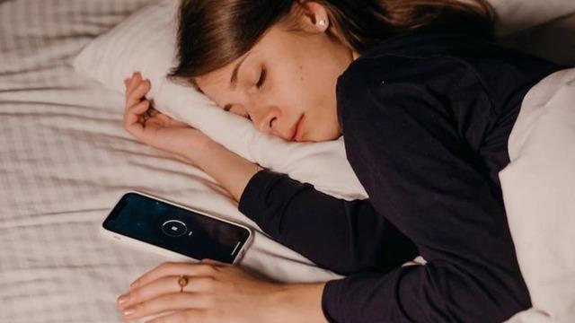 Başucunda cep telefonu ile uyuyanlar dikkat! Kanser ve kısırlığa neden oluyor