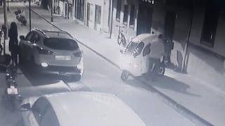 3 tekerlekli elektrikli motosiklet ile kaldırımdan inmeye çalışırken olanlar oldu! Yaşananlar kameraya böyle yansıdı