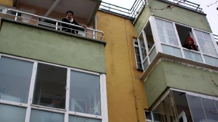 Apartmanı dumanlar sardı, 2 kişi dumandan etkilendi