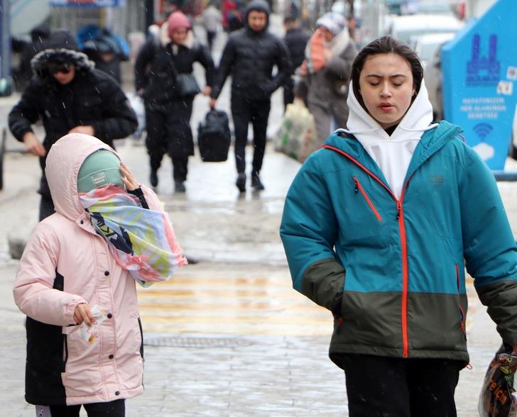 Kuvvetli fırtına iki şehri esir aldı! Rize ve Erzurum'da çatılar uçtu, ağaçlar devrildi G4