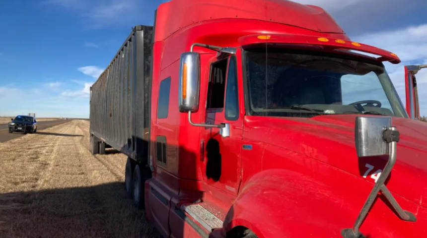 Aksiyon filmi değil gerçek! Seyir halindeki kamyonun şoförü bayıldı... Aynı şeritte giden arabadaki baba ve oğlu kontrolden çıkan kamyonu durdurdu