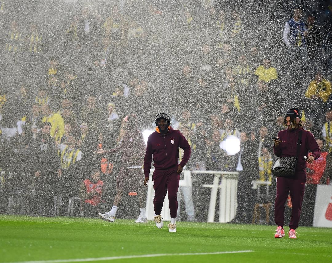 Galatasaraylı oyuncular ısınmak i&ccedil;in &ccedil;ıktığı Ş&uuml;kr&uuml; Sara&ccedil;oğlu &ccedil;imlerinde sırılsıklam oldu! Abd&uuml;lkerim Bardakcı bu duruma tepki g&ouml;sterdi