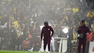 Galatasaraylı oyuncular ısınmak için çıktığı Şükrü Saraçoğlu çimlerinde sırılsıklam oldu! Abdülkerim Bardakcı bu duruma tepki gösterdi
