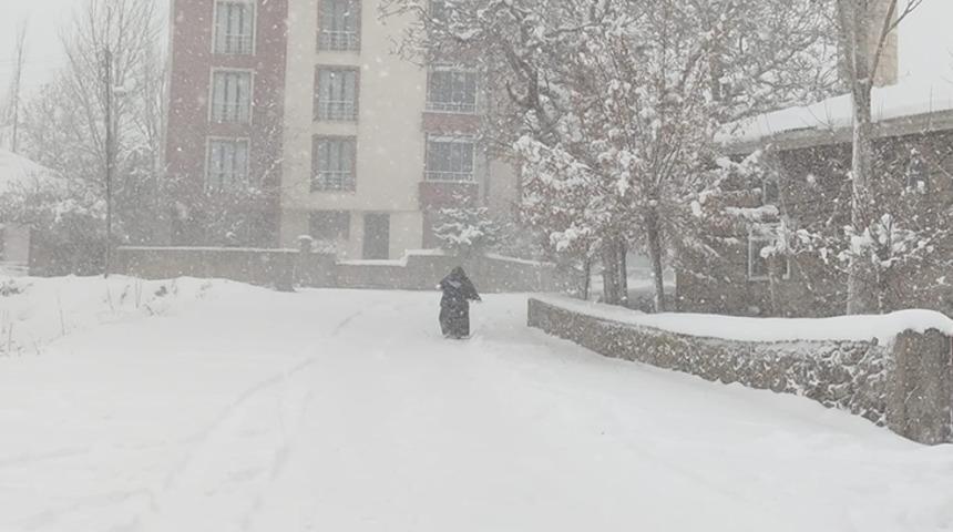 Eğitime bir gün kar engeli! Karlıova’da 23 köy yolu kapandı