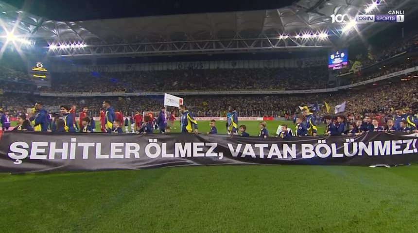 Fenerbahçe-Galatasaray derbisi öncesi anlamlı pankart! "Şehitler ölmez, vatan bölünmez"