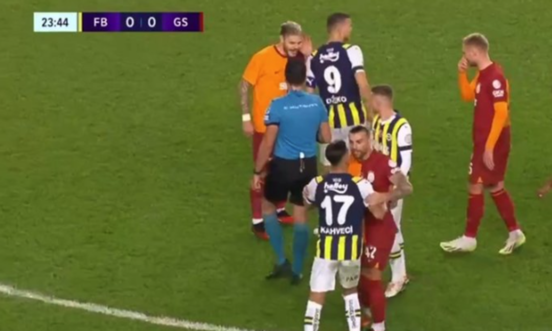 SON DAKİKA: Derbide tansiyon y&uuml;kseldi, Icardi ile Edin Dzeko kafa kafaya geldi! "Seni duyamıyorum"