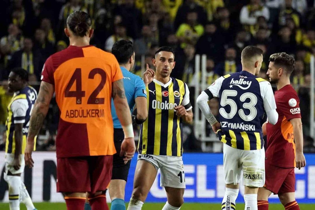 Derbi bitti, yankıları s&uuml;r&uuml;yor! Hem Fenerbah&ccedil;e'ye hem Galatasaray'a demediklerini bırakmadılar "Bunlar mı şampiyon şimdi?"