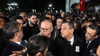 Manisa'daki şehit cenazesinde CHP Genel Başkanı Özgür Özel'e tepki! Vali Ünlü'nün makam aracıyla alandan ayrıldı