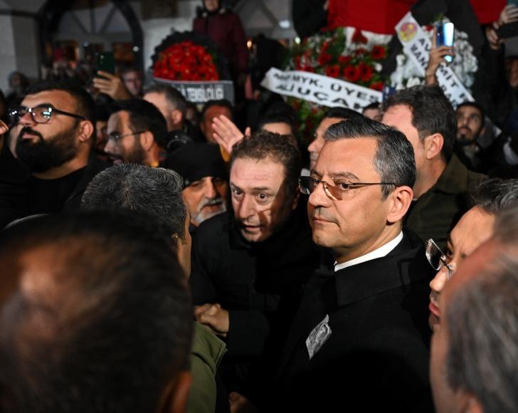 Manisa'daki şehit cenazesinde CHP Genel Başkanı Özgür Özel'e tepki! Vali Ünlü'nün makam aracıyla alandan ayrıldı G2